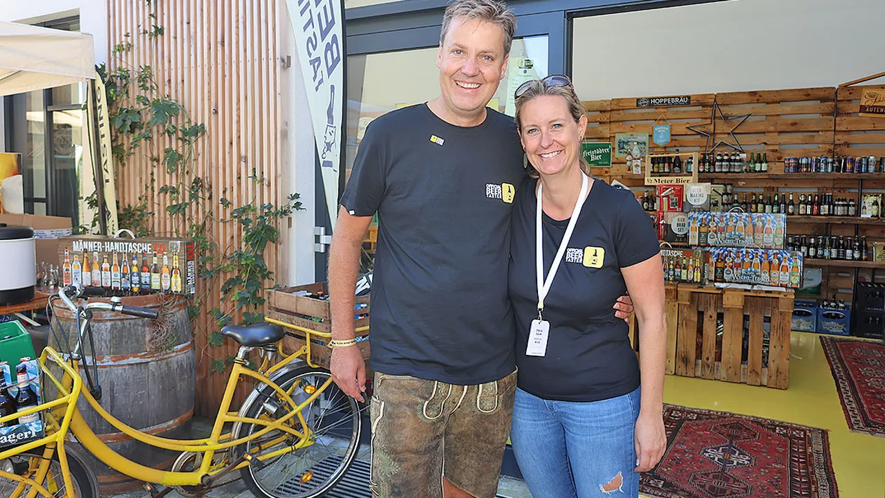 Teilnehmer der BeerTasting Challenge vor einem Partnerlokal