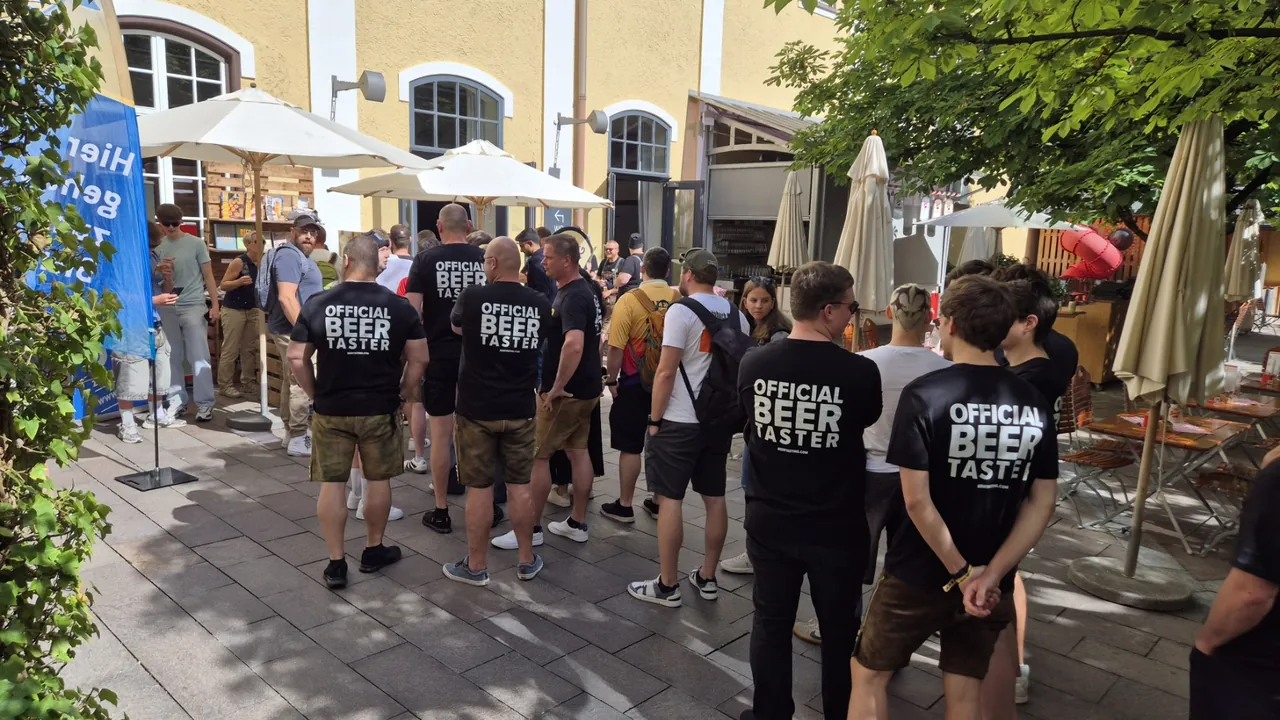 Gruppe von Teilnehmern in Challenge-Shirts vor einer Station